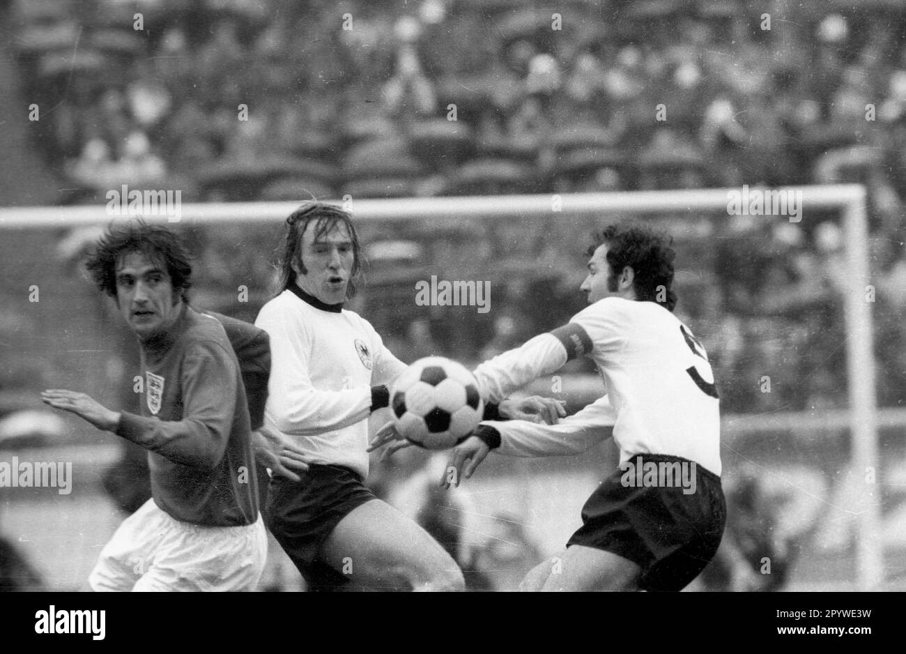 European Championship 1972. quarterfinal: Germany - England 0:0 / second leg in Berlin 13.05.1972. Günter Netzer (center) and Franz Beckenbauer (r./both Germany) against Norman Hunter (Engl./li.). [automated translation] Stock Photo