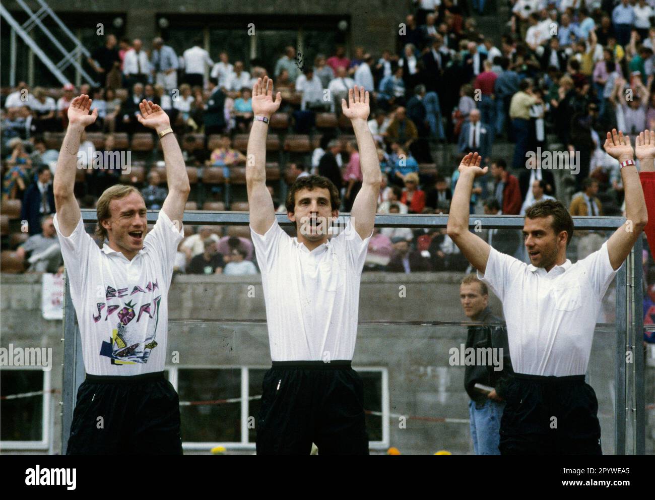 ウェア Jef United 1994-1995 11 Frank Ordenewitz Frank Ordenewitz am Ball Fußball Länderspiel Herren Saison 1994