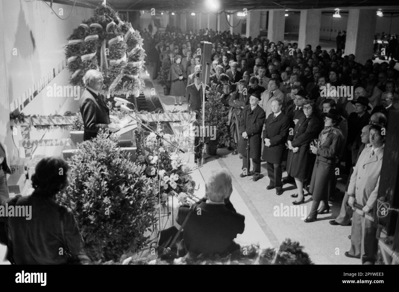 Munich&amp;#39;s mayor Kronawitter at the topping-out ceremony for the ...