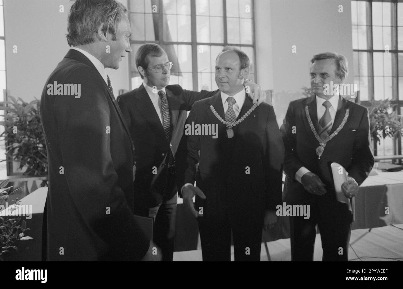 Kronawitter and Erich Kiesl before Kiesl was sworn in as Munich's