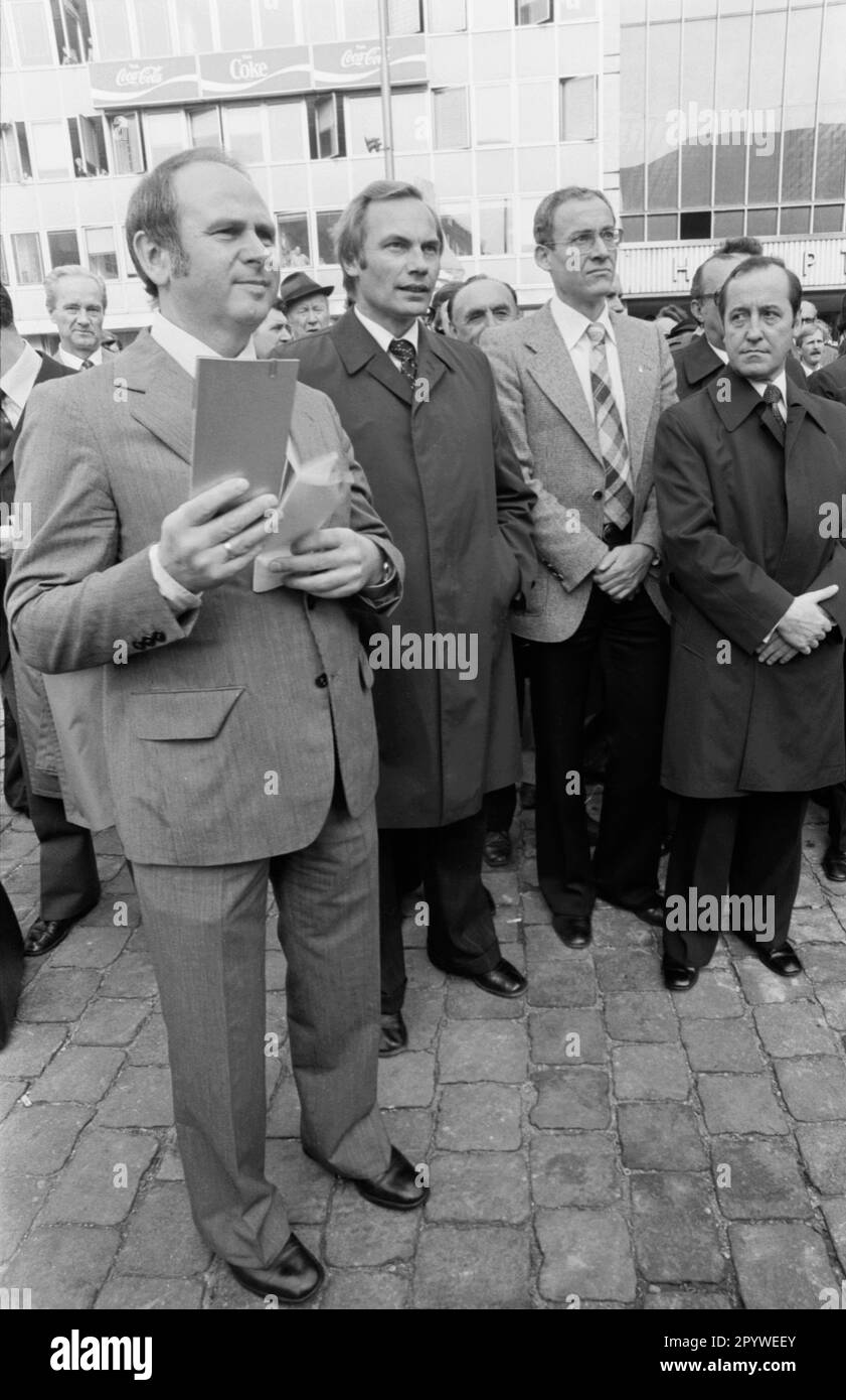 Erich Kiesl, Georg Kronawitter, City Treasurer Max von Heckel and Parliamentary State Secretary Ernst Heer (representing the Federal Minister of Transport (from left) at the start of construction of subway line 5 at Munich Central Station. [automated translation] Stock Photo