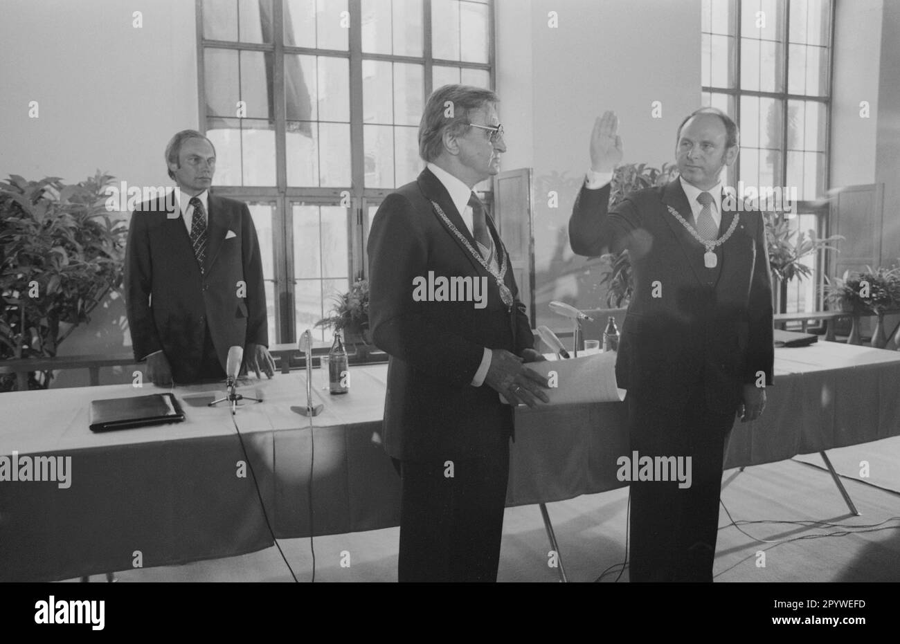 Kronawitter and Erich Kiesl before Kiesl was sworn in as Munich's