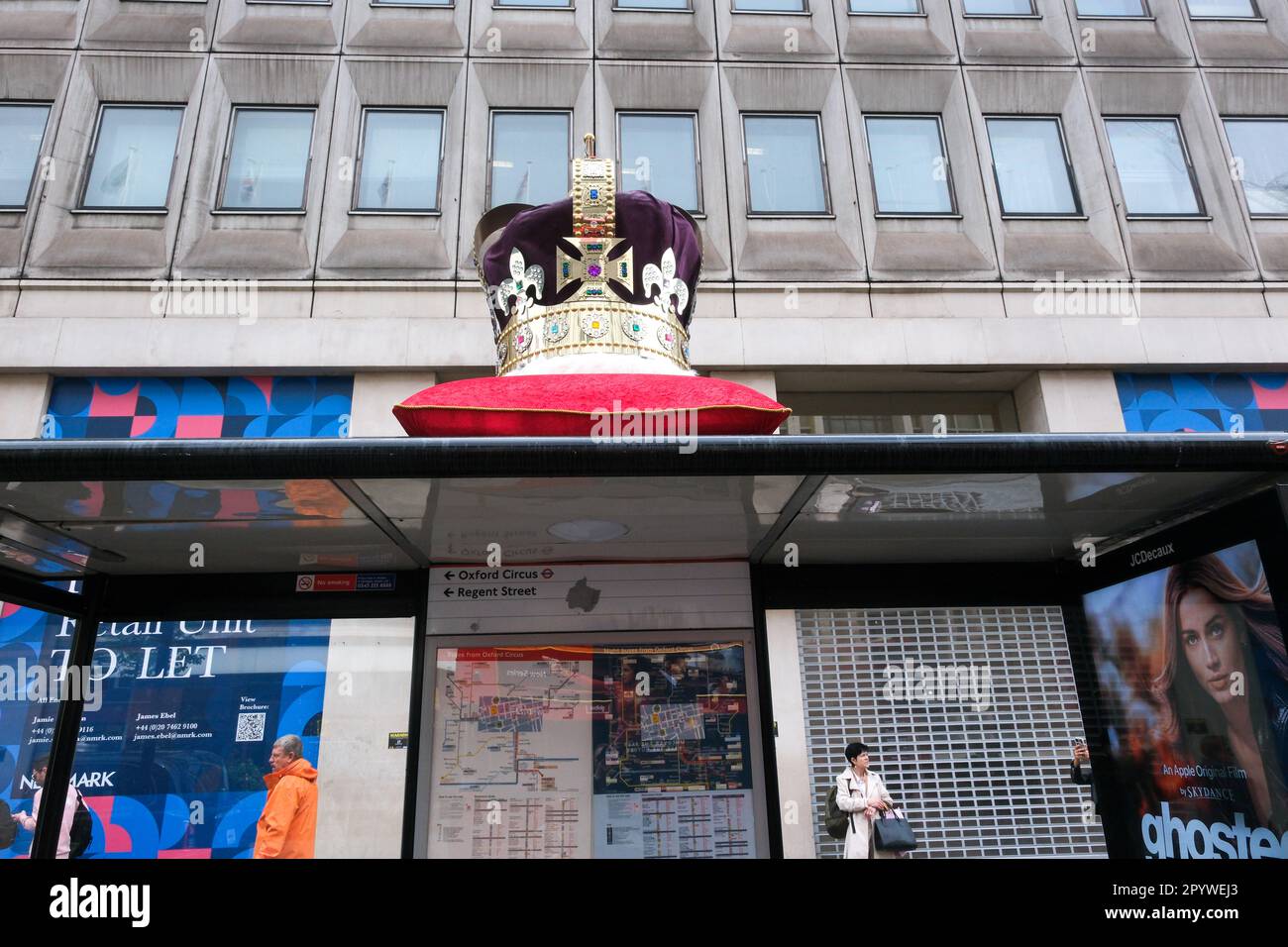 Oxford Street, London, UK. 5th May 2023. Coronation of King Charles III. Crowns on bus stops on Oxford Street. Credit: Matthew Chattle/Alamy Live News Stock Photo