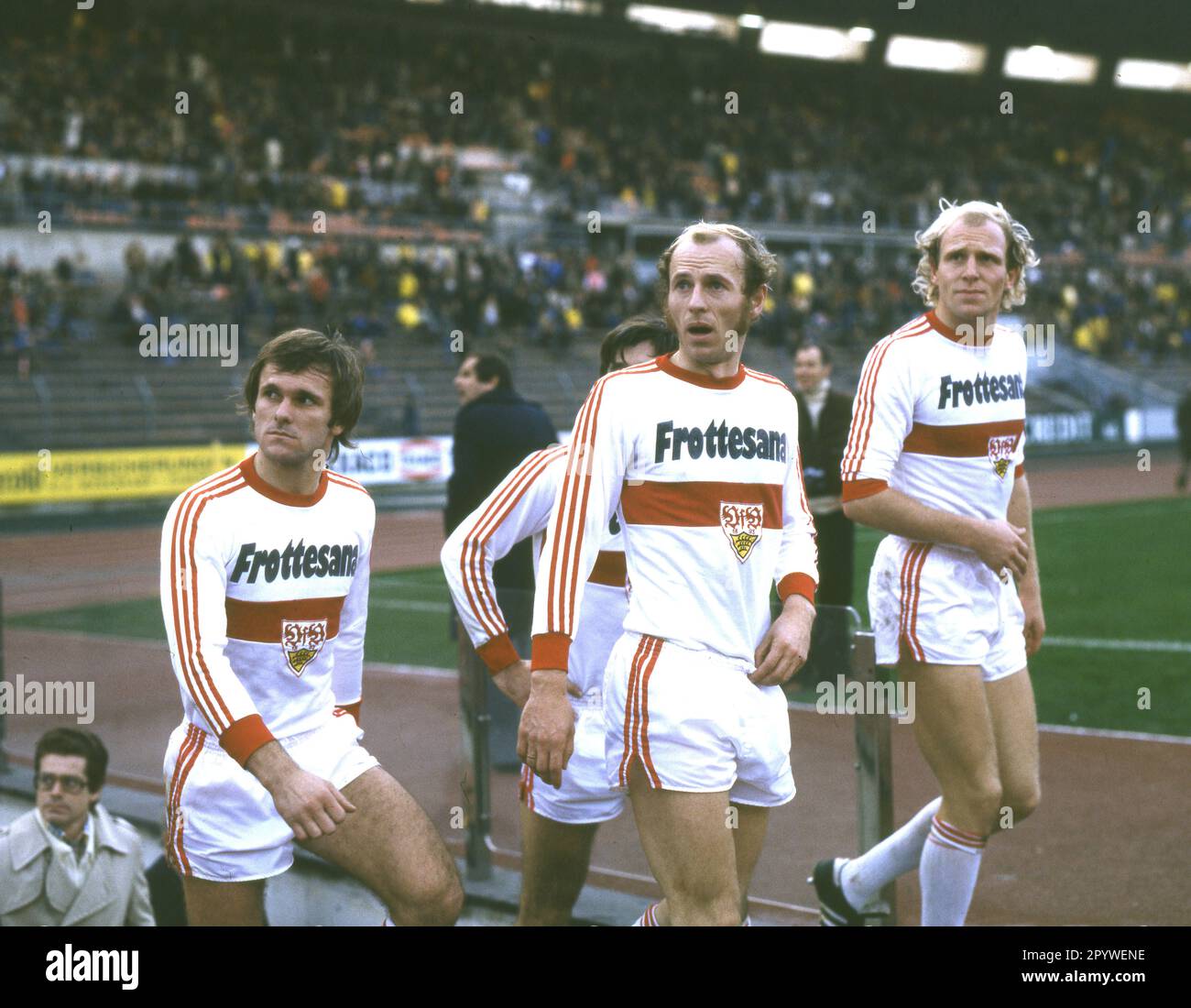 Fortuna Düsseldorf - VFB Stuttgart 1:0 / 12.11.1977. Helmut Dietterle, Erwin Hadewicz and Dieter Hoeneß (from left/all VFB) enter the Rheinstadion in Düsseldorf. For journalistic use only! Only for editorial use! [automated translation] Stock Photo