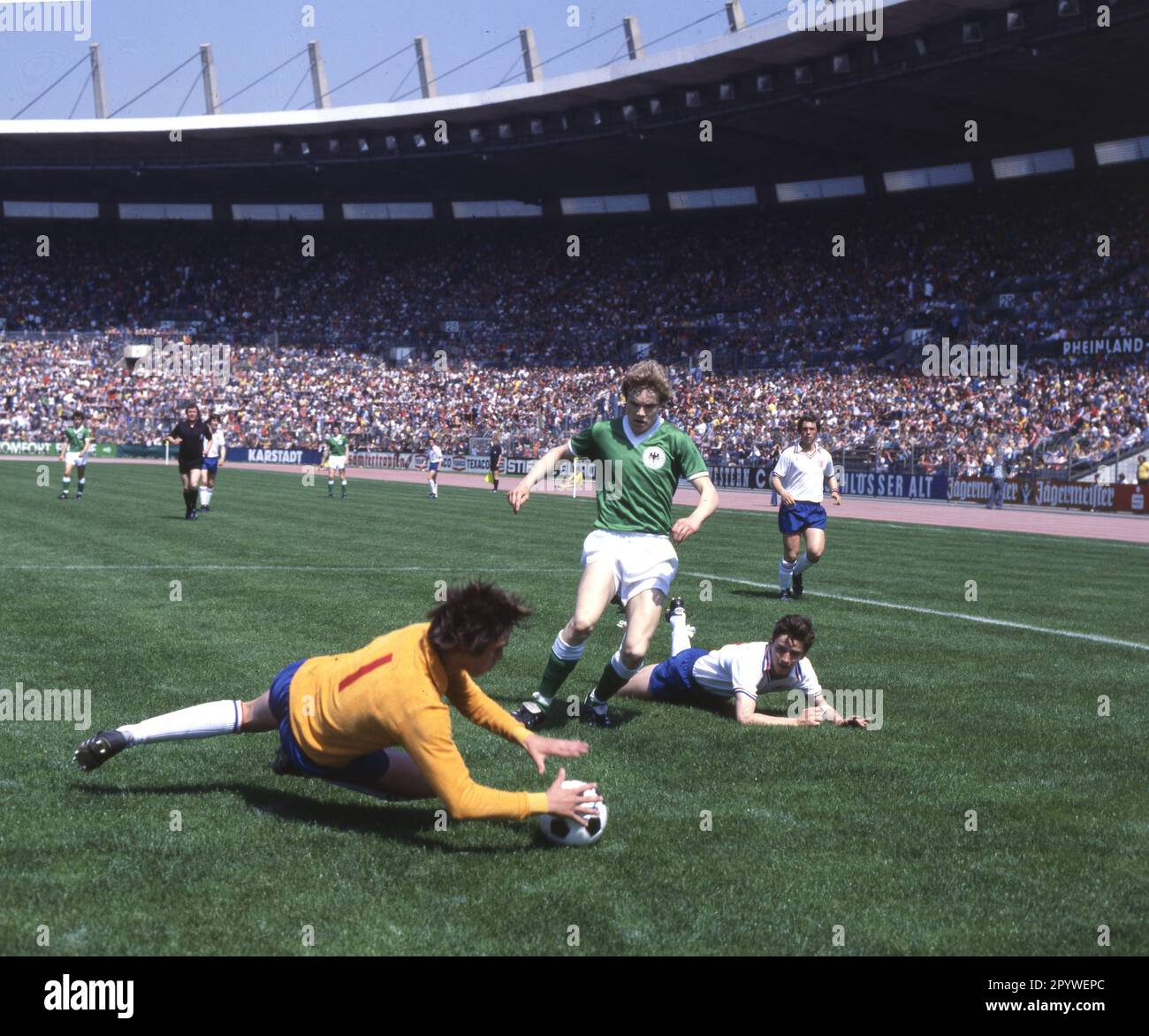 International student match: Germany - England 15.05.1979 at the Rheinstadion in Düsseldorf. Ludger Winkel (Germany) in front of goalkeeper Lowe (England). [automated translation] Stock Photo