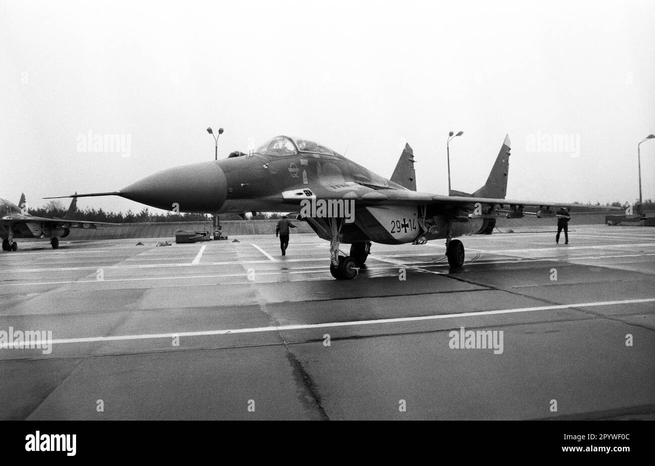 Germany, Perschen 15.11.1990. Archive-No.: 22-65-25 On October 3, 1990 the Fighter Wing 3 (JG-3) with 24 MIG 29 was transferred to the German Air Force.  Photo: MIG 29 on the ground [automated translation] Stock Photo