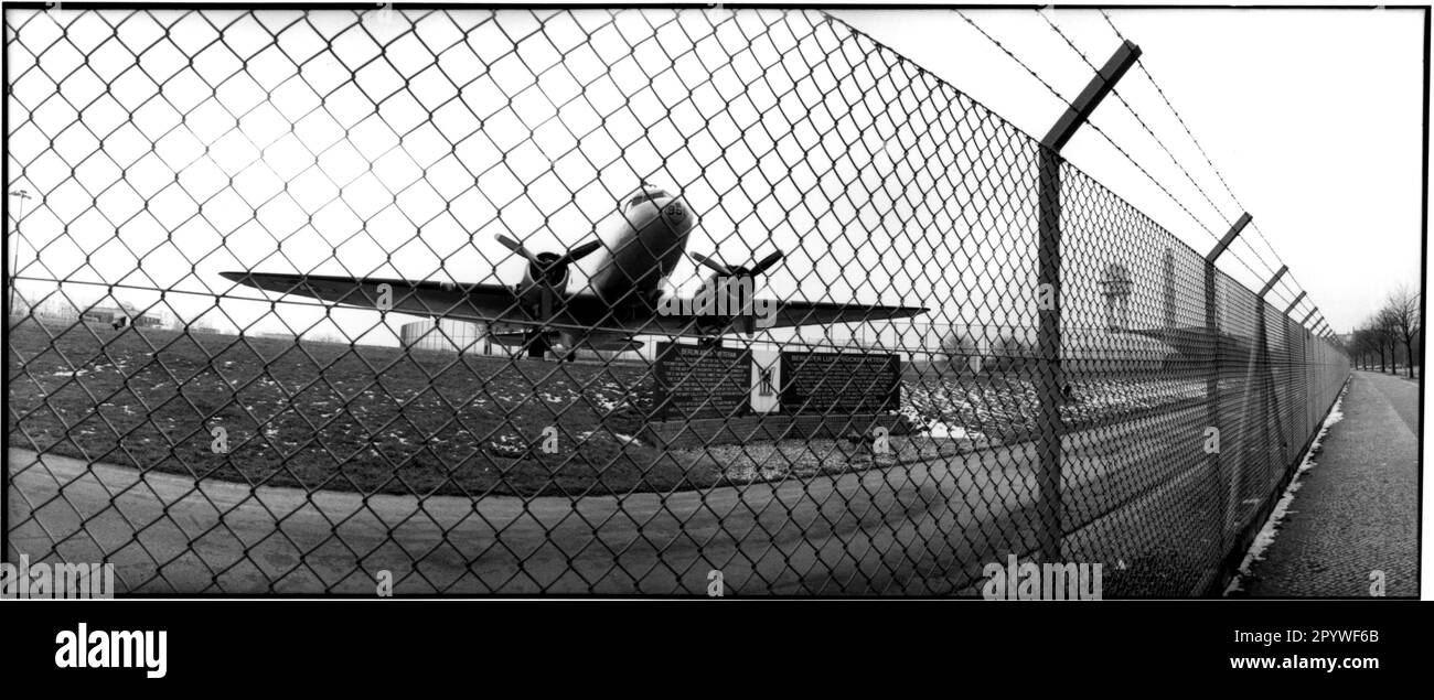 Berlin, Tempelhofer Feld. Raisin bombers, Allied aircraft at the time of the Berlin Airlift, behind the fence at Tempelhof Airport. Panorama, photo, 1993. Stock Photo