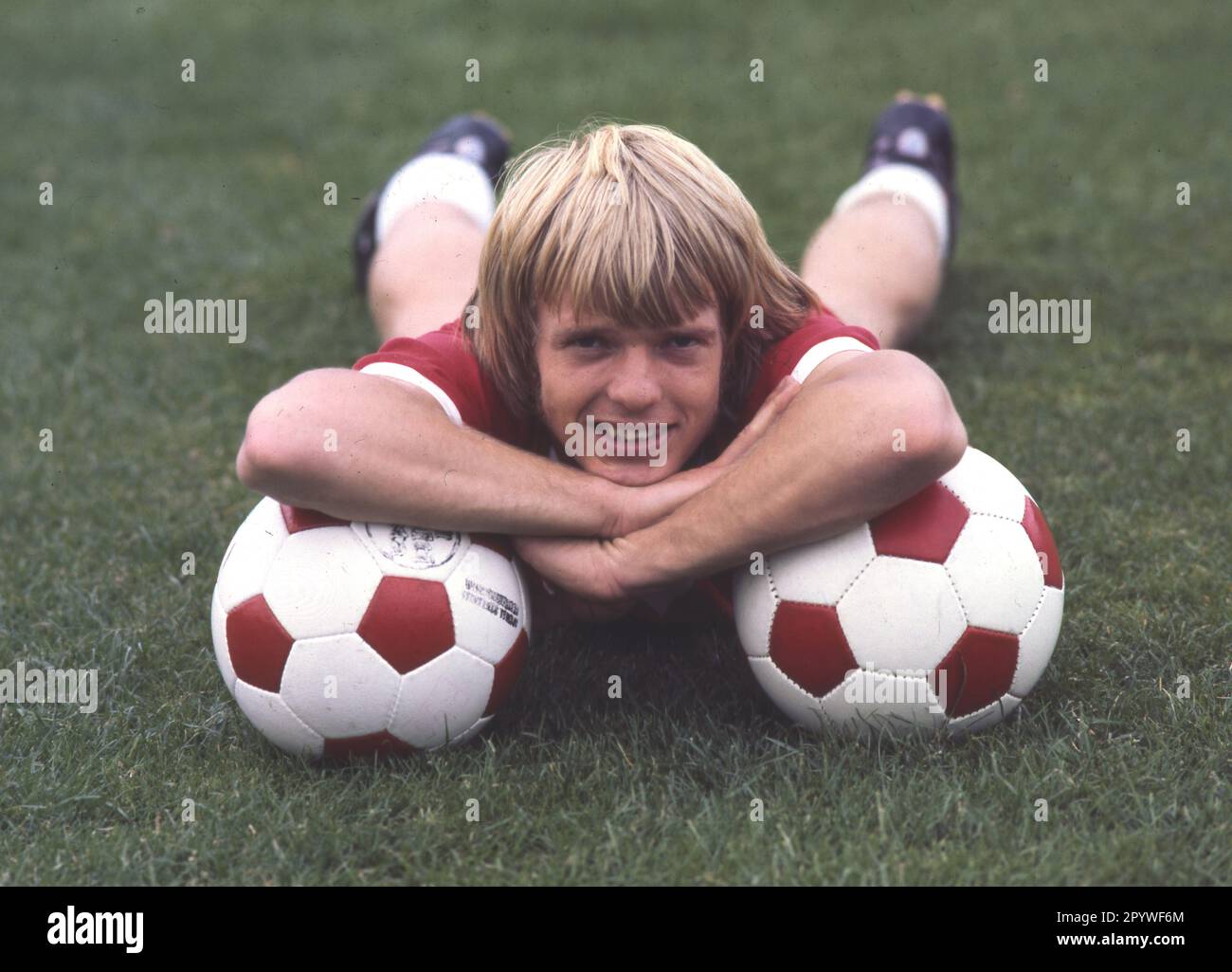 Fortuna Düsseldorf season 1978/79. Flemming Lund portraitartig with balls. 15.07.1978 (estimated). DFL REGULATIONS PROHIBIT ANY USE OF PHOTOGRAPHS AS IMAGE SEQUENCES AND/OR QUASI-VIDEO [automated translation] Stock Photo