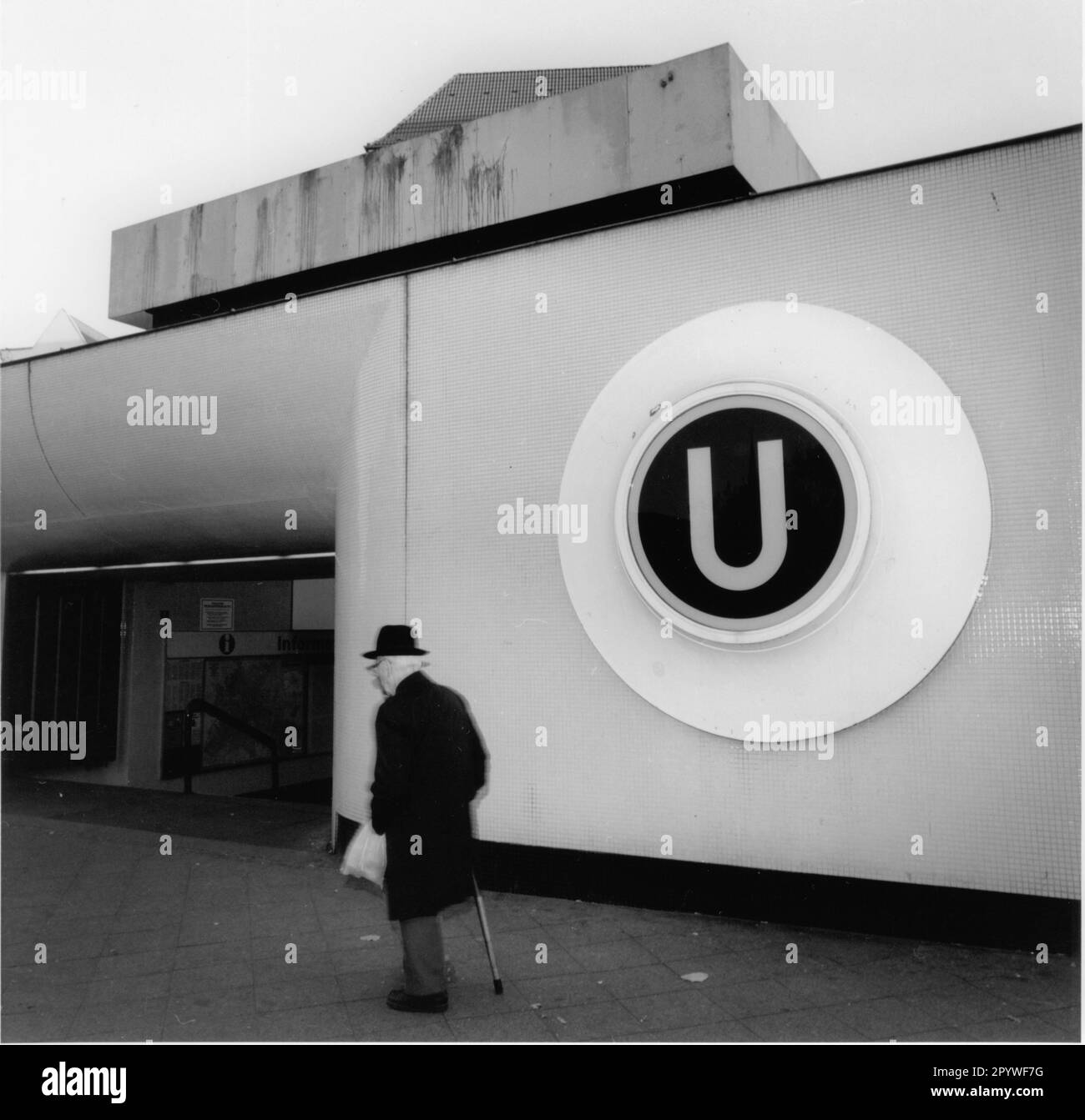 Berlin-Schöneberg, Bayerischer Platz underground station (station on the U 7 line, in the so-called Bavarian Quarter). View of the entrance. Black and white, 6x6 cm negative. Photo, from the series, one second Schöneberg, Schöneberger Photo Prize 1991. Stock Photo