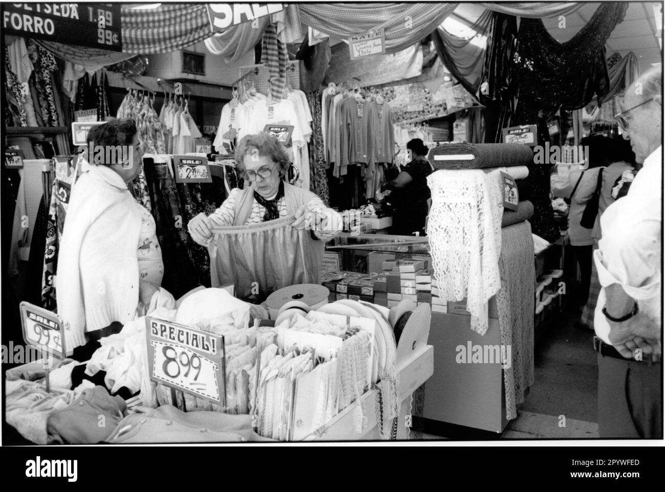 Trade: On sale in a store in Miami, Florida (USA). Women look at the goods on offer. Scene, black and white. Photo, 1995. Stock Photo