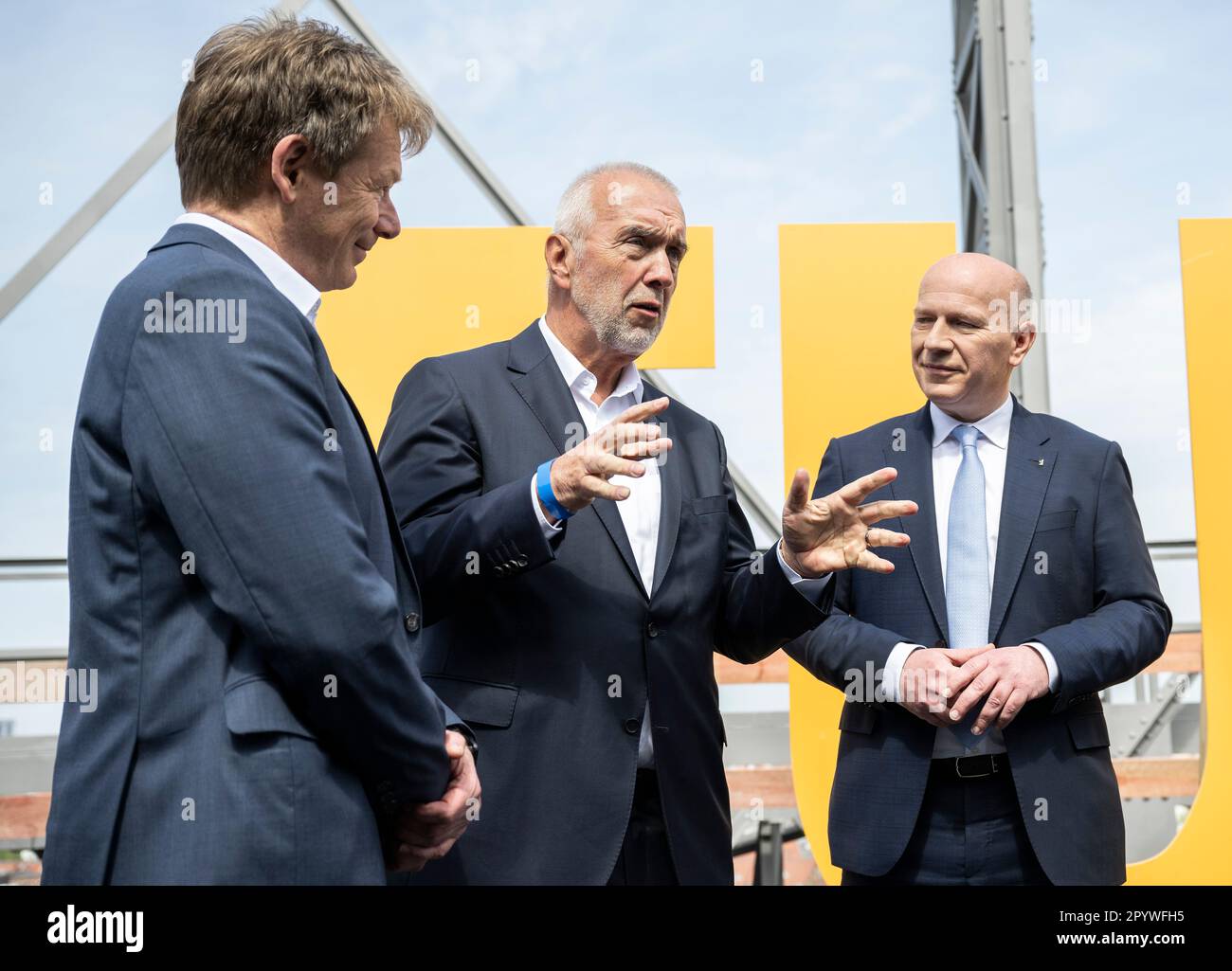Berlin, Germany. 05th May, 2023. Richard Lutz (l-r), Member of the Board of Deutsche Bahn AG, Reinhard Müller, Member of the Board of EUREF AG, Kai Wegner (CDU), and Governing Mayor of Berlin, visit the construction site. The EUREF Campus Berlin celebrates topping-out ceremony in the Schöneberg Gasometer on the occasion of its renovation in accordance with the preservation order. EUREF AG is a privately owned developer of energy and environmentally optimized real estate. Credit: Hannes P. Albert/dpa/Alamy Live News Stock Photo