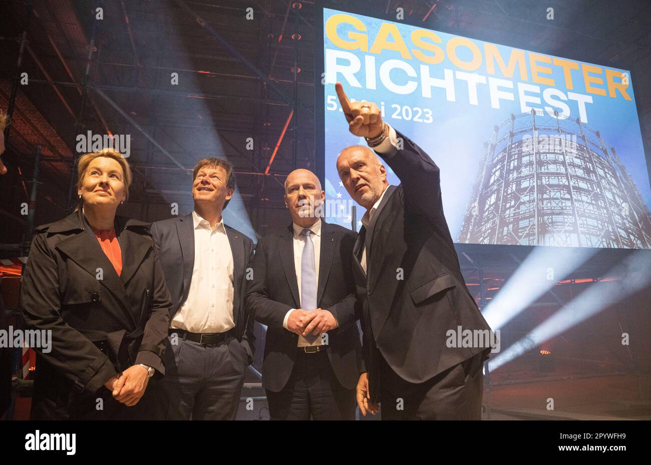 Berlin, Germany. 05th May, 2023. Reinhard Müller (r), CEO of EUREF AG, shows Kai Wegner (CDU, 2nd r-l), Governing Mayor of Berlin, Richard Lutz, Member of the Board of Deutsche Bahn AG, and Franziska Giffey (SPD), Berlin Senator for Economics, Energy and Operations, the construction site. The EUREF Campus Berlin celebrates topping-out ceremony in the Schöneberg Gasometer on the occasion of the renovation in accordance with the preservation order. EUREF AG is a private-sector developer of energy- and environmentally optimized real estate. Credit: Hannes P. Albert/dpa/Alamy Live News Stock Photo