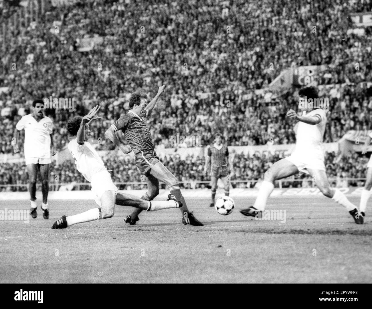 Final European Cup of Nations Liverpool FC - AS Rome 5:3 after penalty shootout on 30.05.1984 in Rome Goal 1:0 by Phil Neal (Liverpool FC) against Agostino Di Bartolomei (right) and Paulo Roberto Falcão (left) [automated translation] Stock Photo