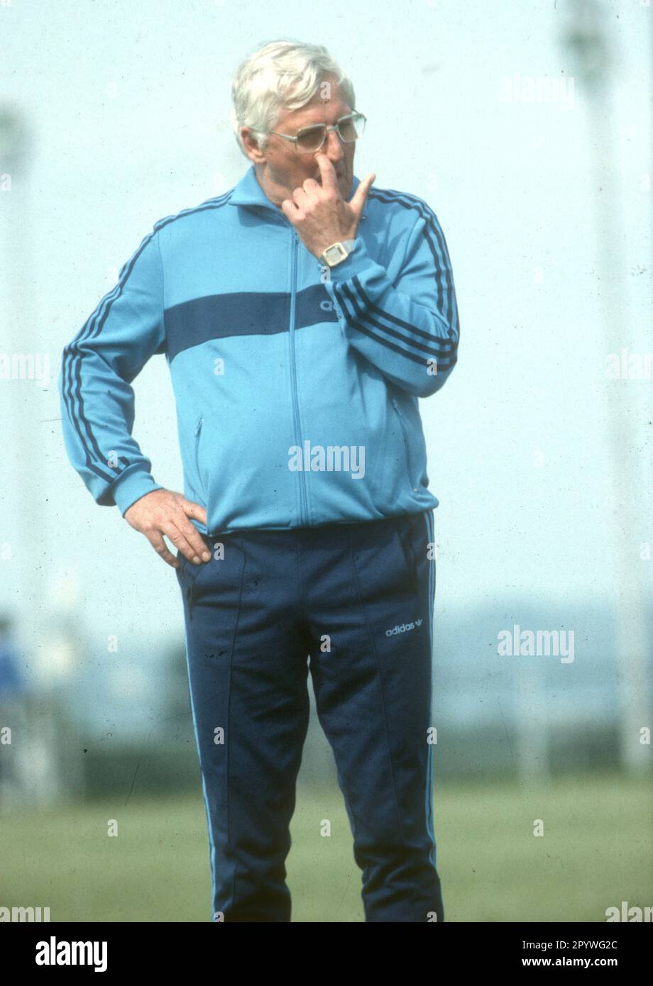 Soccer World Cup 1982 Training of the German team in Gijon 15.06.1982 : Coach Jupp Derwall catches his eye [automated translation] Stock Photo