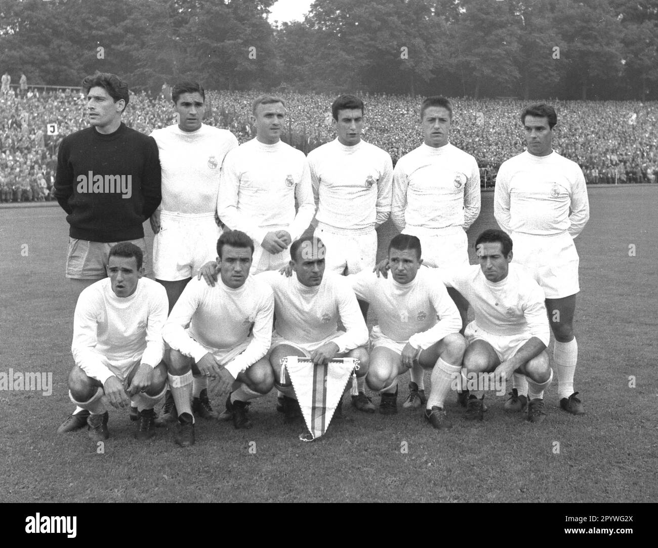 International friendly match: 1. FC Köln - Real Madrid 4:5/13.08.1960. 11-man Real Madrid team before the match. Back from left: Tw. Rogelio Dominguez, Marquitos, Jose Emilio Santamaria, Pachin, Jose Maria Vidal and Jose Maria Zarraga. In front from left: Canario. Luis Del Sol, Alfredo Di Stefano, Ferenc Puskas and Francisco Gento. For journalistic use only! Only for editorial use! [automated translation] Stock Photo