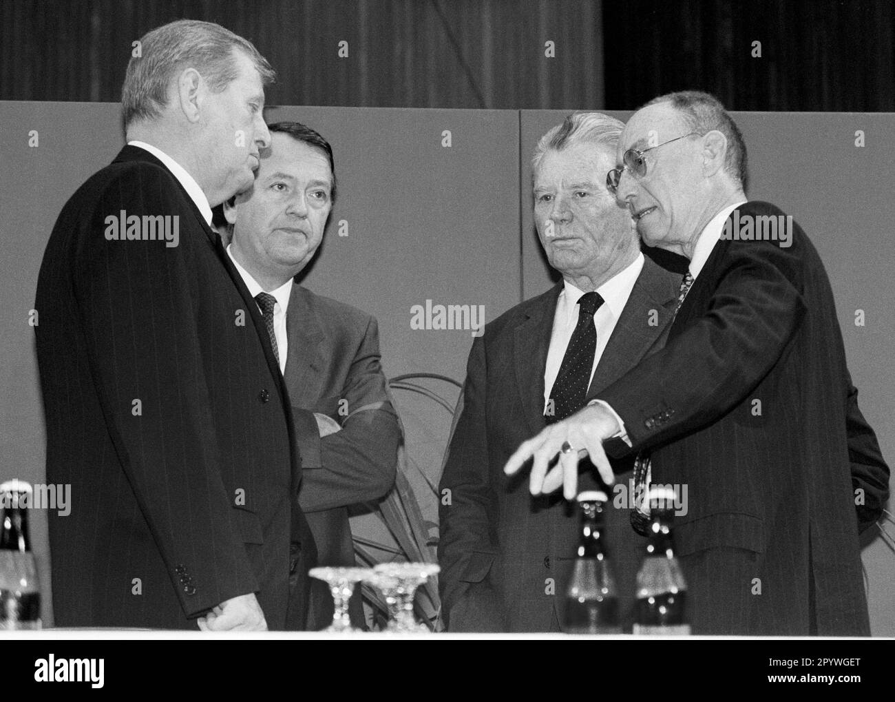 Friedel NEUBER , Chairman of the Board of WestLB , Arend OETKER , Walter SEIPP , Chairman of the Board of Commerzbank AG , and Edzard REUTER , Chairman of the Board of Daimler-Benz AG , July 1990 [automated translation] Stock Photo