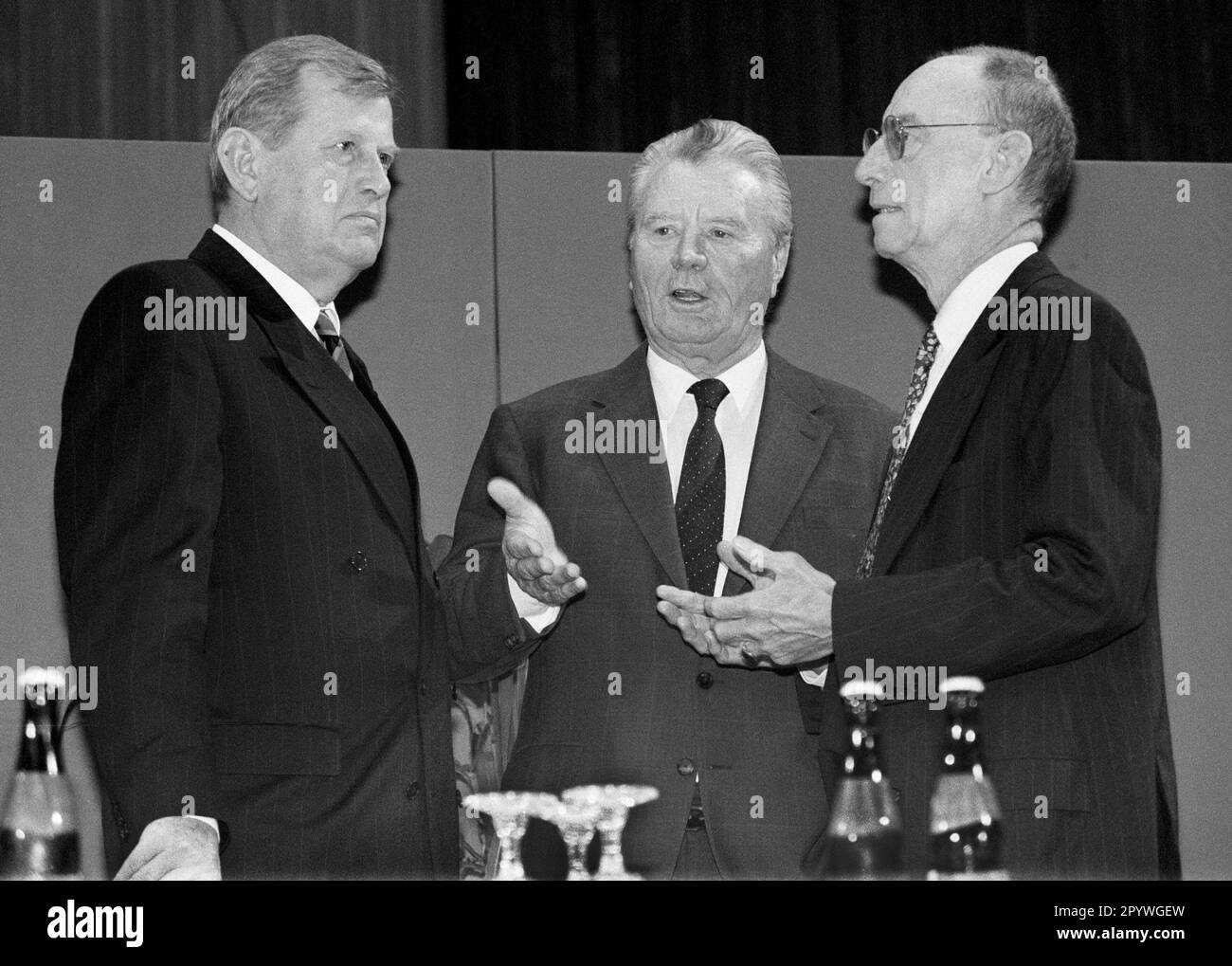 Friedel NEUBER , Chairman of the Board of WestLB , Walter SEIPP , Chairman of the Board of Commerzbank AG , and Edzard REUTER , Chairman of the Board of Daimler-Benz AG , July 1990 [automated translation] Stock Photo