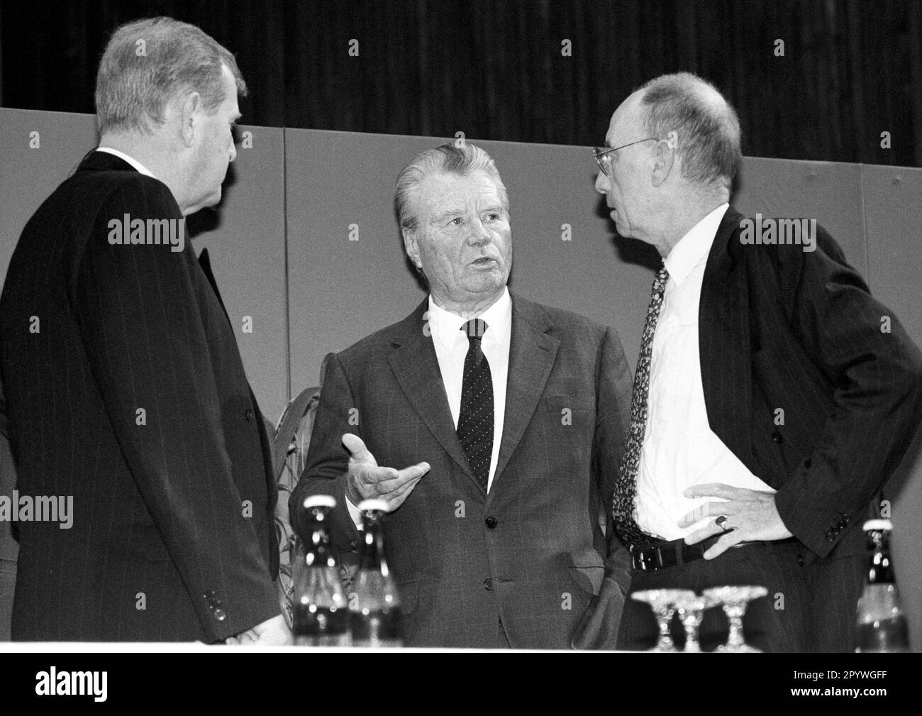 Friedel NEUBER , Chairman of the Board of WestLB , Walter SEIPP , Chairman of the Board of Commerzbank AG , and Edzard REUTER , Chairman of the Board of Daimler-Benz AG , July 1990 [automated translation] Stock Photo