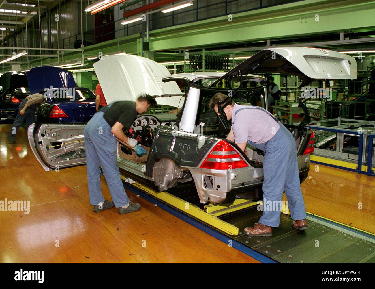 DEU , GERMANY : Production of Mercedes-Benz SLK car in the Bremen factory of Daimler-Benz AG , January 1998 Stock Photo