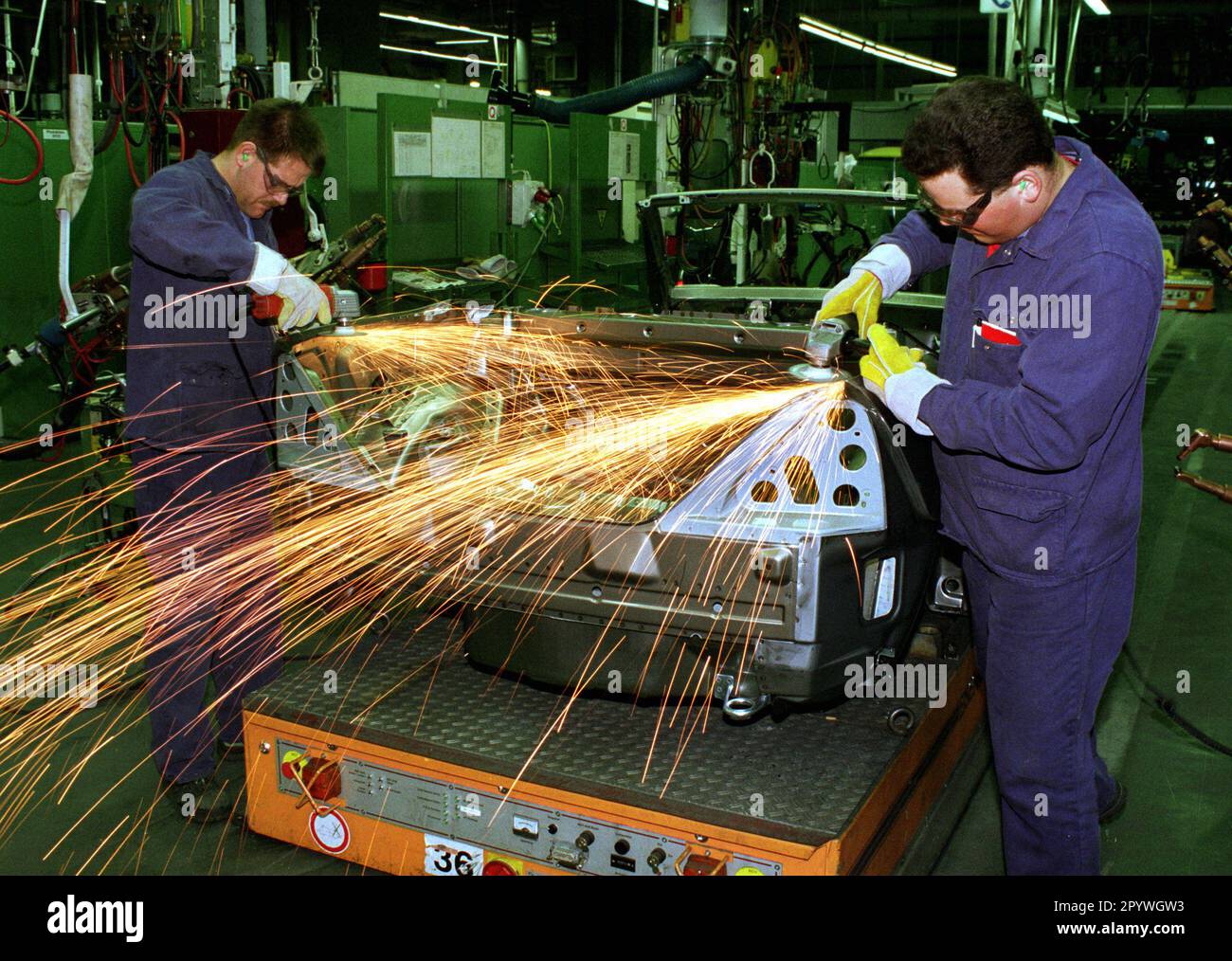 DEU , GERMANY : Production of Mercedes-Benz SLK car in the Bremen factory of Daimler-Benz AG , January 1998 Stock Photo