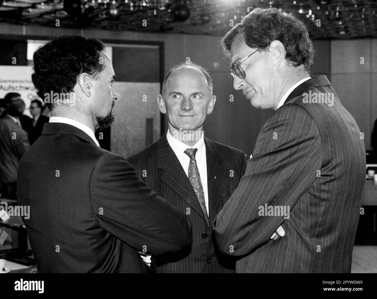 Bernd PISCHETSRIEDER , Chairman of the Board of Management of BMW AG (l.) , Gerhard CROMME , Chairman of the Board of Management of Fried. Krupp AG Hoesch-Krupp (r.) , and Ferdinand PIECH , Chairman of the Board of Management of Volkswagen AG , June 1993 [automated translation] Stock Photo