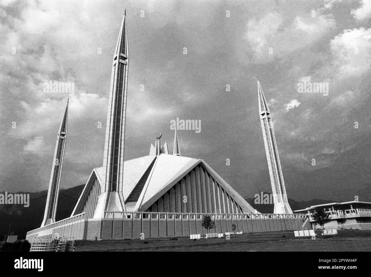 Pakistan, Islamabad, 27.10.1990. Stock No.: 21-59-27 City Photos Islamabad Photo: The Shah Faisal Mosque is the national mosque of Pakistan. It is located in the northwest of the Pakistani capital Islamabad in front of the Margalla Hills. [automated translation] Stock Photo