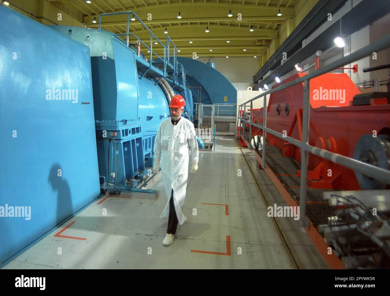 Germany / Nuclear Power Plants / 28.10.1997 Kruemmel NPP, turbine hall
