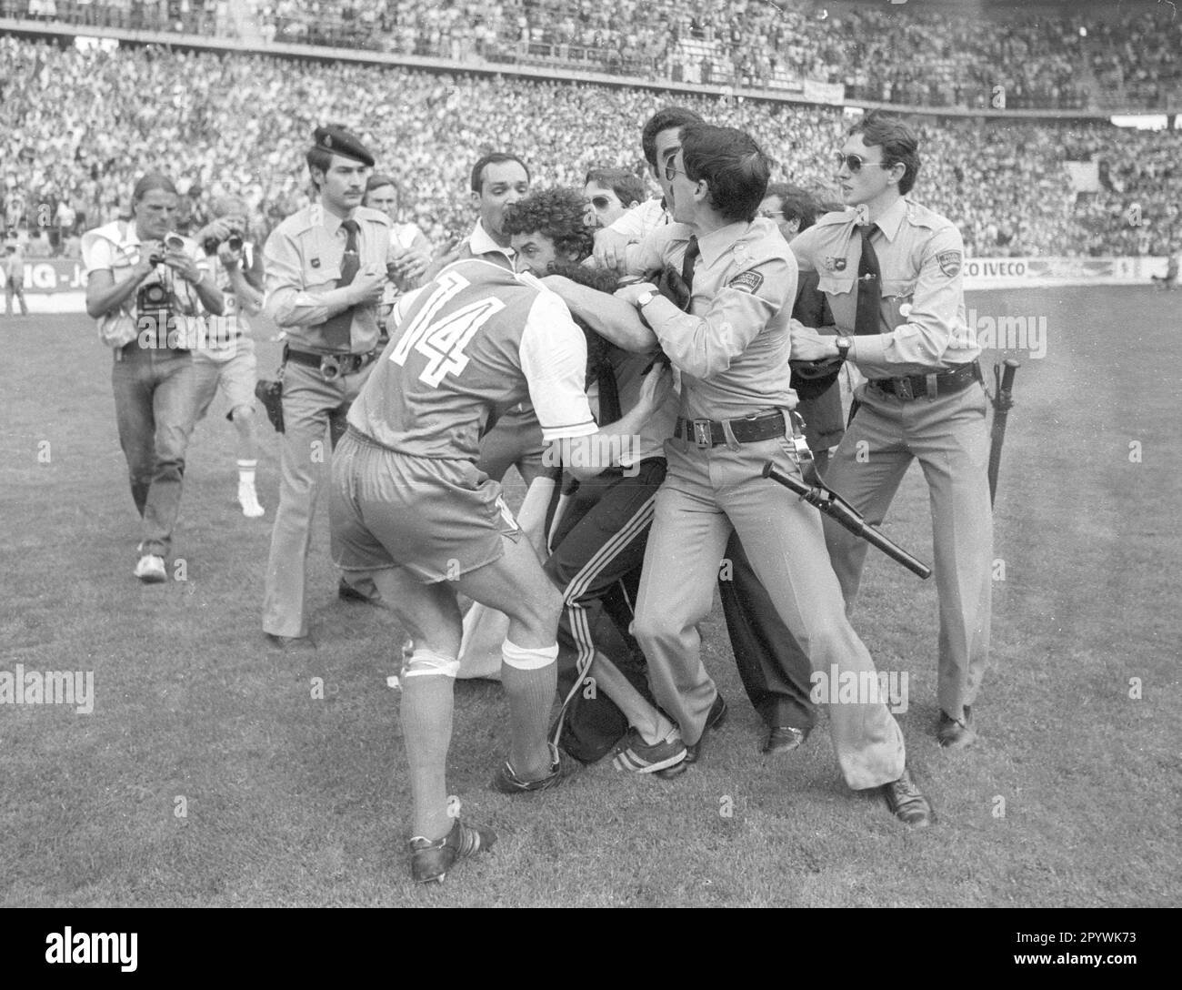 Football World Cup 1982 in Spain. Preliminary round: Algeria - Germany 2:1 / 16.06.1982 in Gijon. / Djamel Zidane (ALG/14) is harassed by a fan. The police try to separate them. [automated translation] Stock Photo
