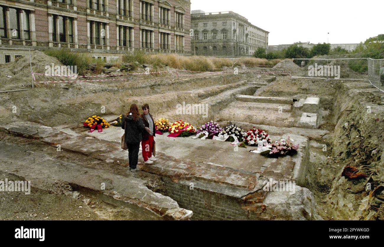 Berlin-Bezirke / History / 5.5.1985 Kreuzberg: A citizens' initiative -Aktives Museum- digs for cellars of the former Gestapo headquarters on a piece of rubble at the Gropiusbau to uncover buried history. // Nazi / Police / Monument / Views [automated translation] Stock Photo