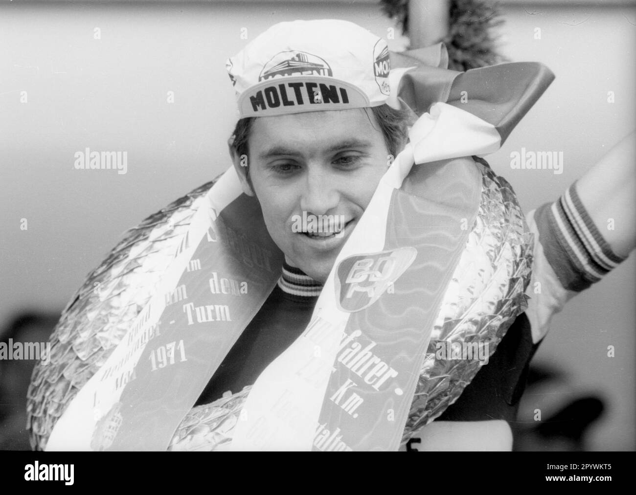 Cycling race: Around the Henninger Tower 1971. Eddy Merckx (Belgium) in the winner's circle 01.05.1971. [automated translation] Stock Photo