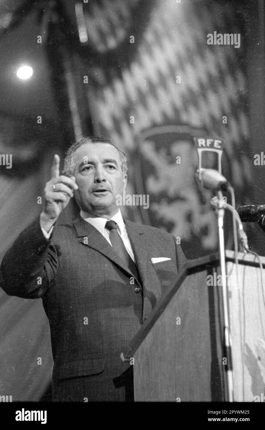 Erich Mende bei einem Auftritt während des bayerischen