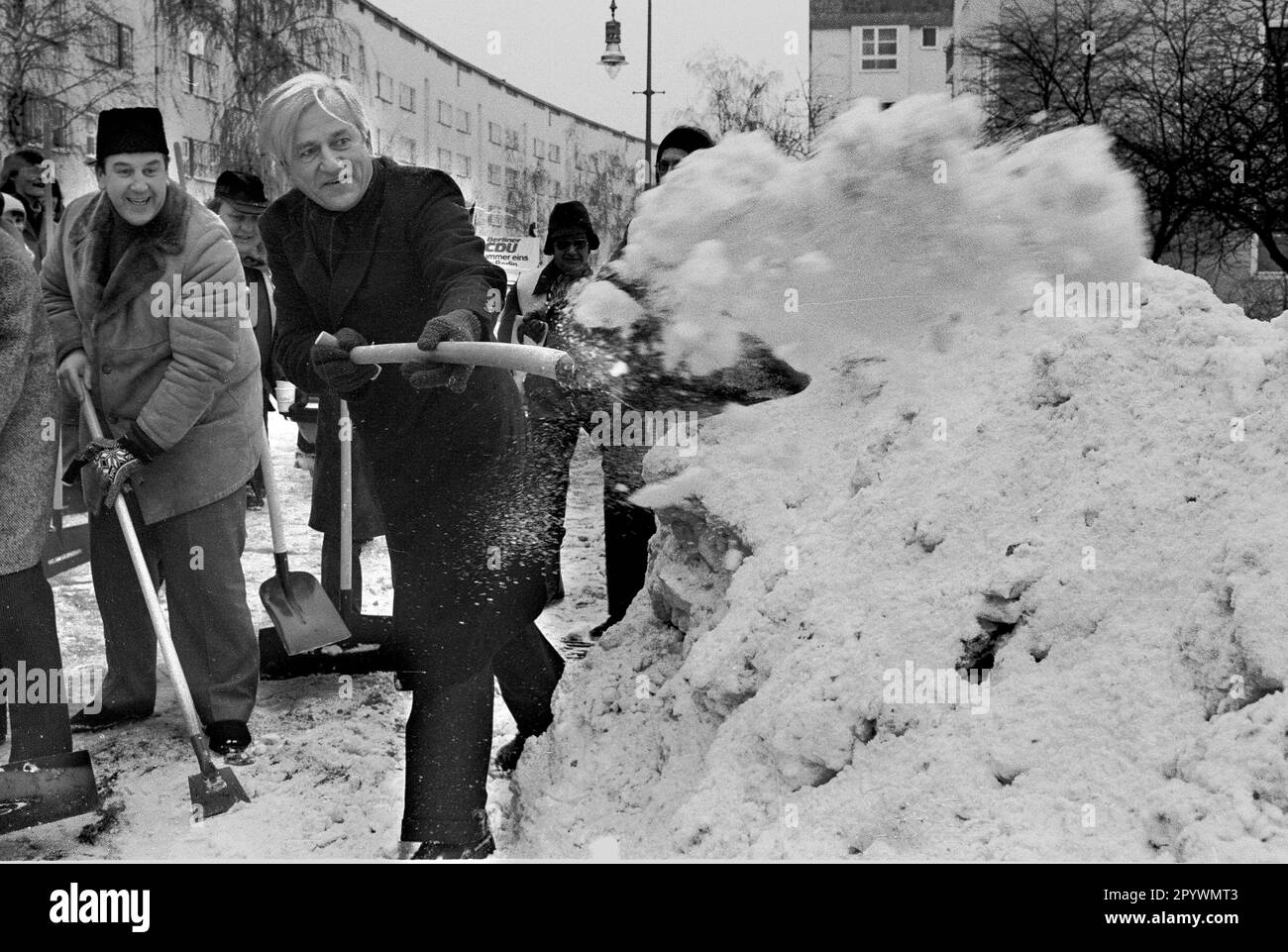 Federation / Politics / CDU / 1979 Richard von Weizsaecker shovels snow, behind him Karl-Heinz Schmitz. That year there was heavy snowfall, and traffic in Berlin partially collapsed. The CDU uses this for the election campaign and helps shovelling. // Seasons / Weather / Snow / Winter [automated translation] Stock Photo