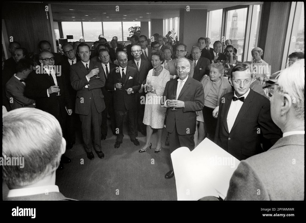 Newspaper reporter 1950s hi-res stock photography and images - Alamy