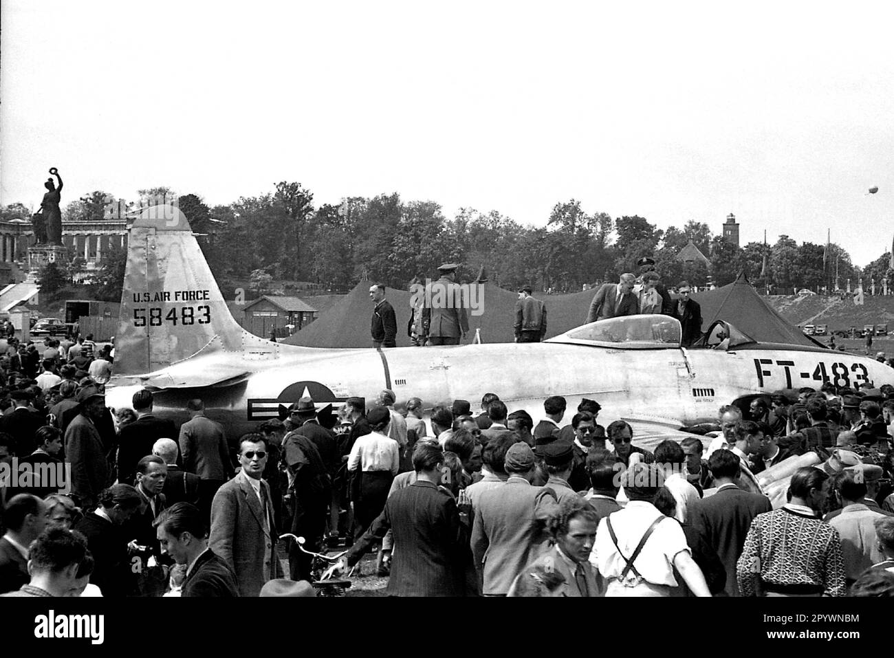 1950 Munich Theresienwiese, American Pershing fighter aircraft at a U.S. armed forces weapons display. [automated translation] Stock Photo