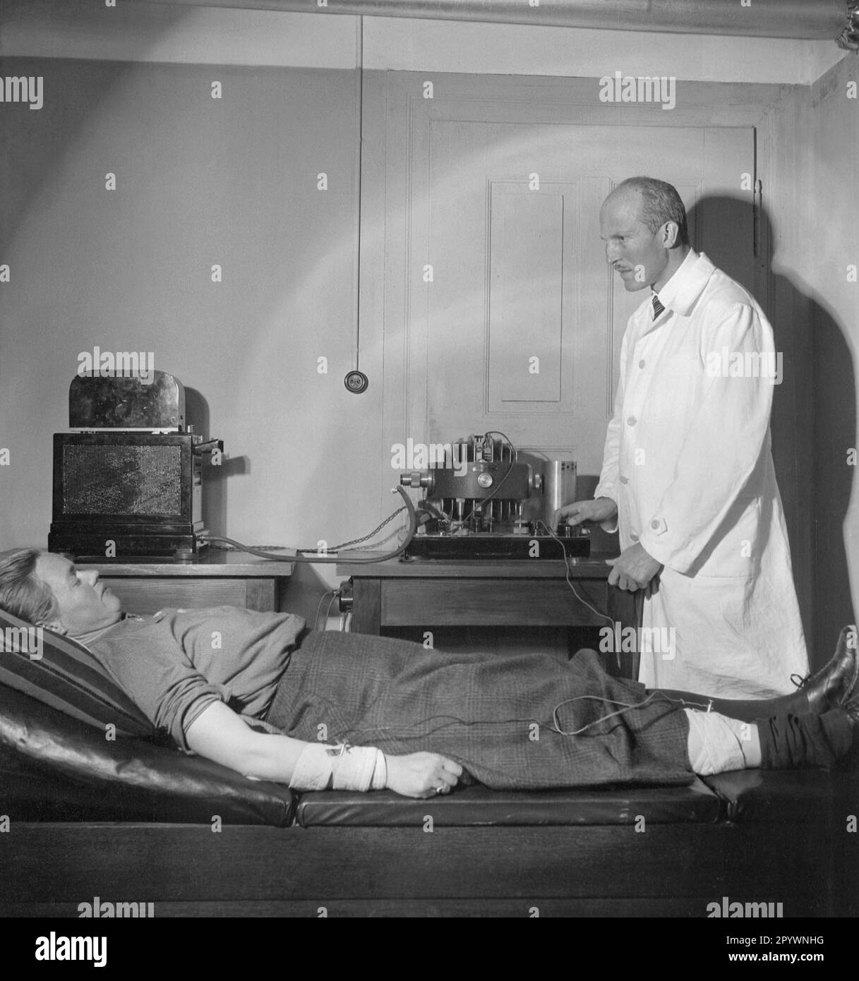 A doctor is treating a patient. Undated photo. Stock Photo