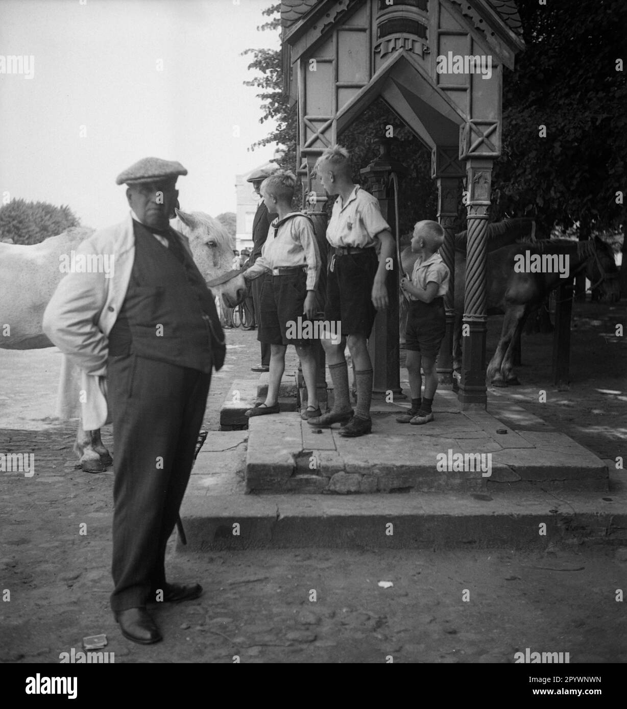 Undated photograph of a cattle dealer in white coat at the Magerviehmarkt (new cattle market) in Husum, North Friesland, Schleswig-Holstein. [automated translation] Stock Photo