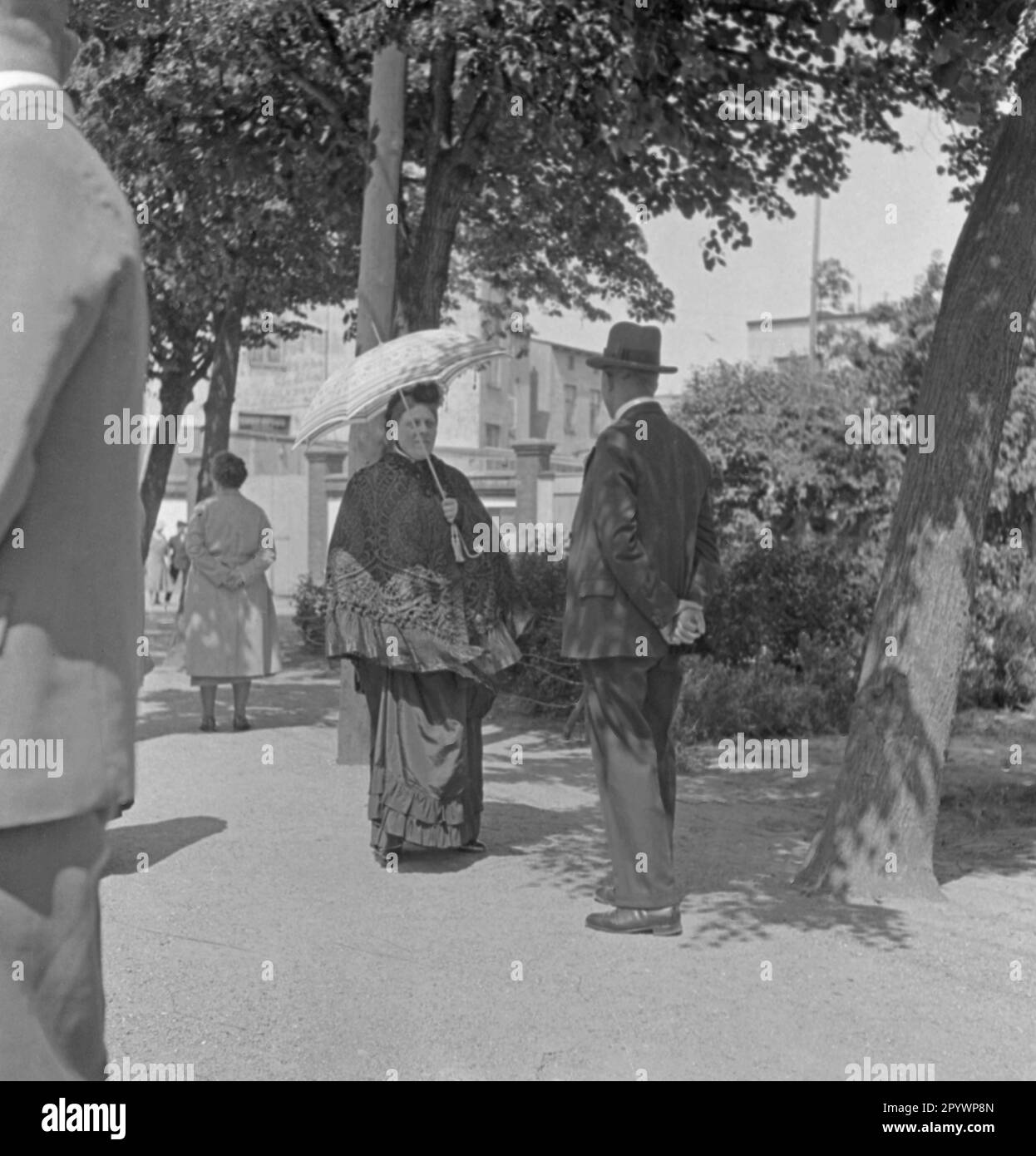 Frau mit einem Sonnenschirm bei dem Heimattreffen der Mecklenburger in ...