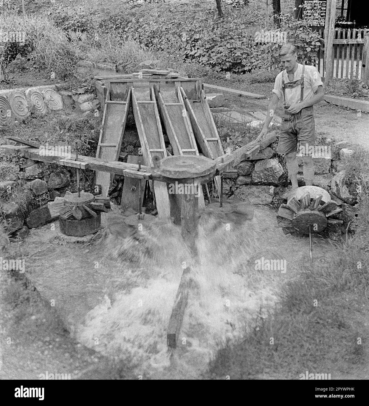 Man builds a small hydraulic prime mover in Berchtesgadener Land