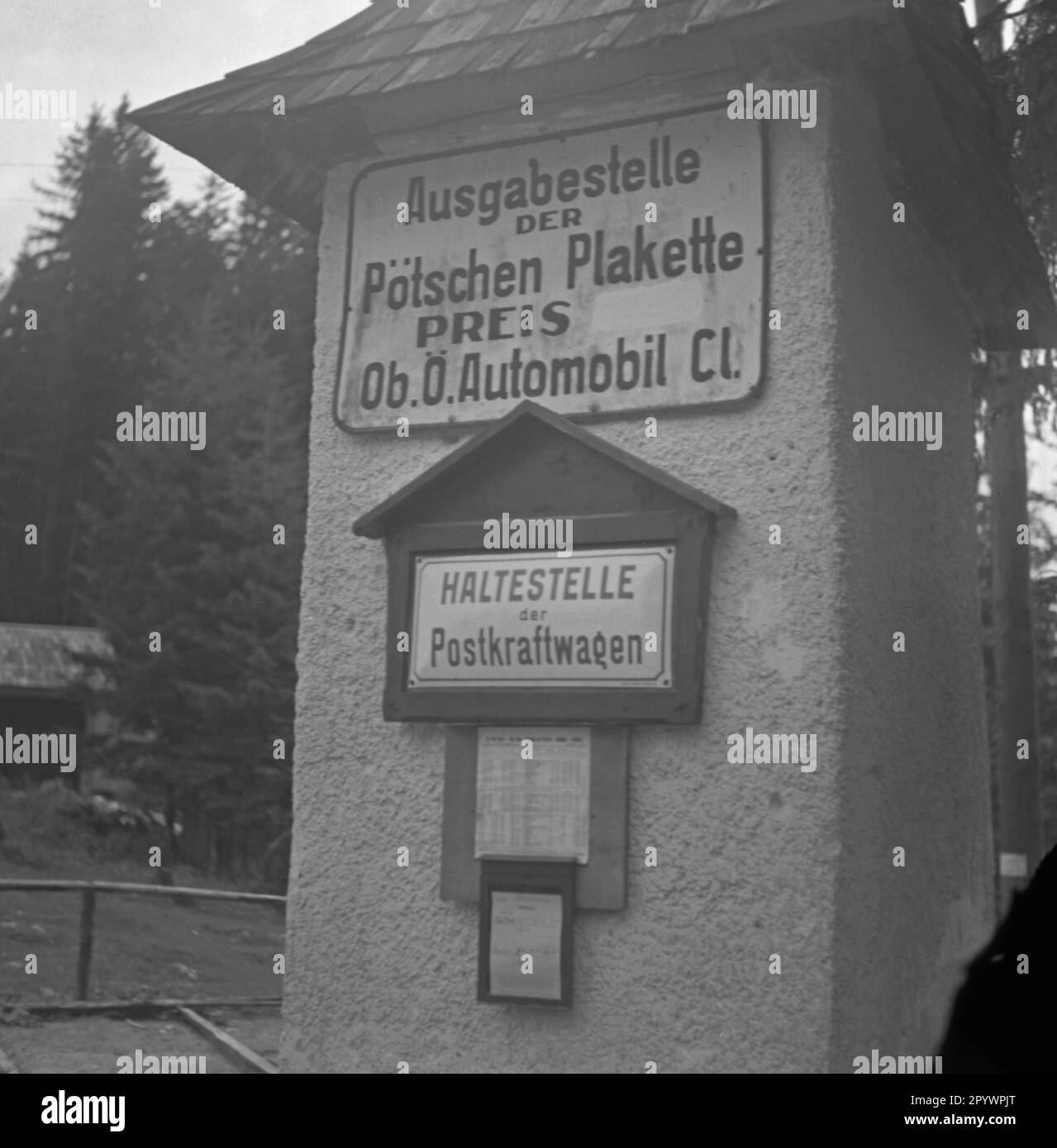 Issuing point of badges to drive over the Poetschen Pass. Undated photo from around 1935. Stock Photo