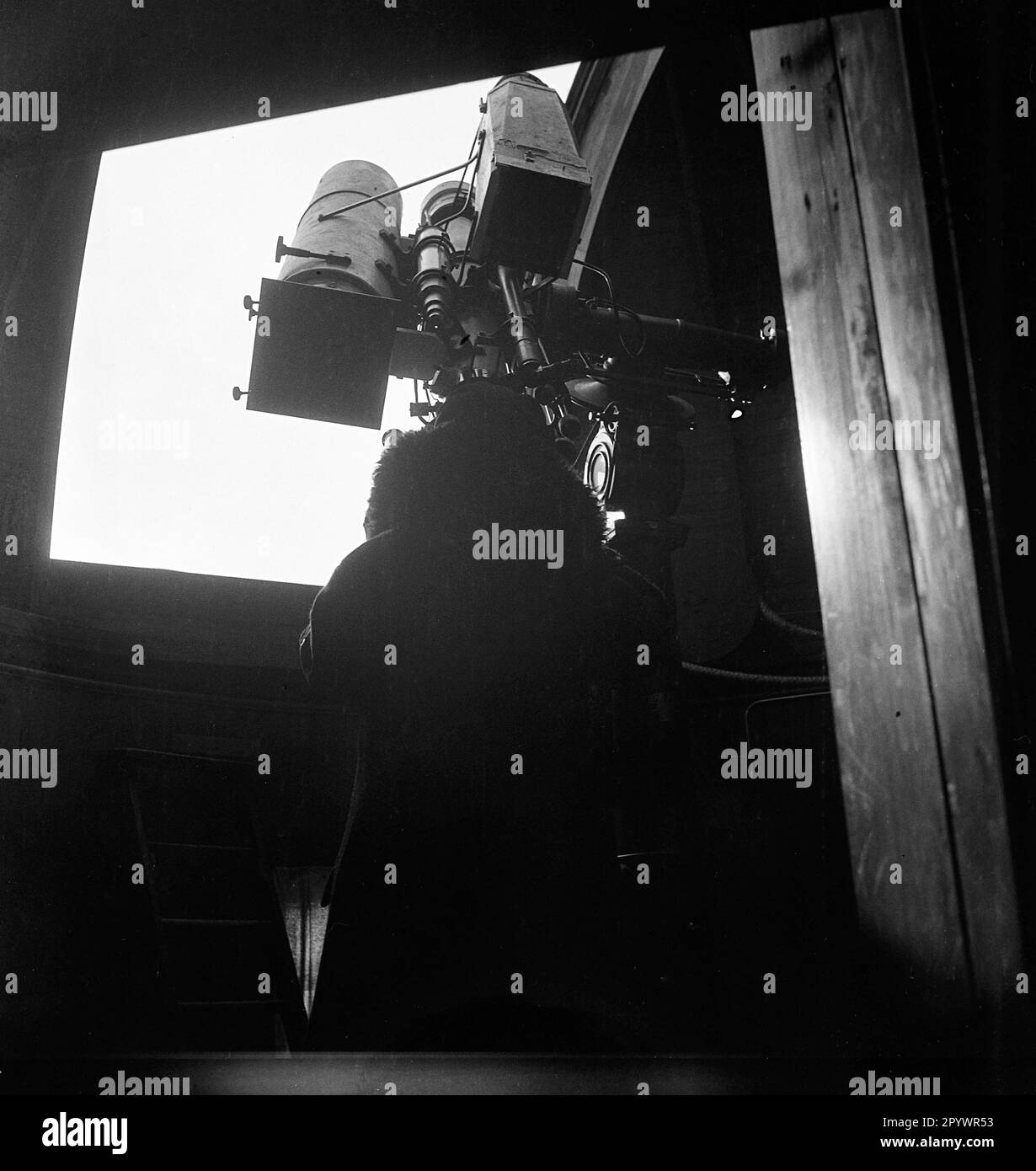 Employees of the Sonneberg Observatory at the telescope in the roof observatory. Undated photo, probably in the 1930s. Stock Photo