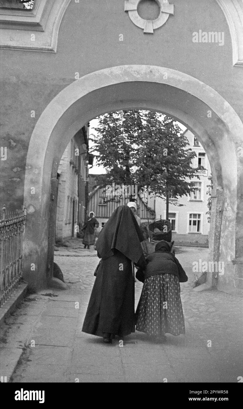 'Nuns in the Polish Wambierzyce. The pilgrimage church Mariae Heimsuchung lures numerous pilgrims every year, hence the nickname of Wambierzyce ''Silesian Jerusalem''.' Stock Photo