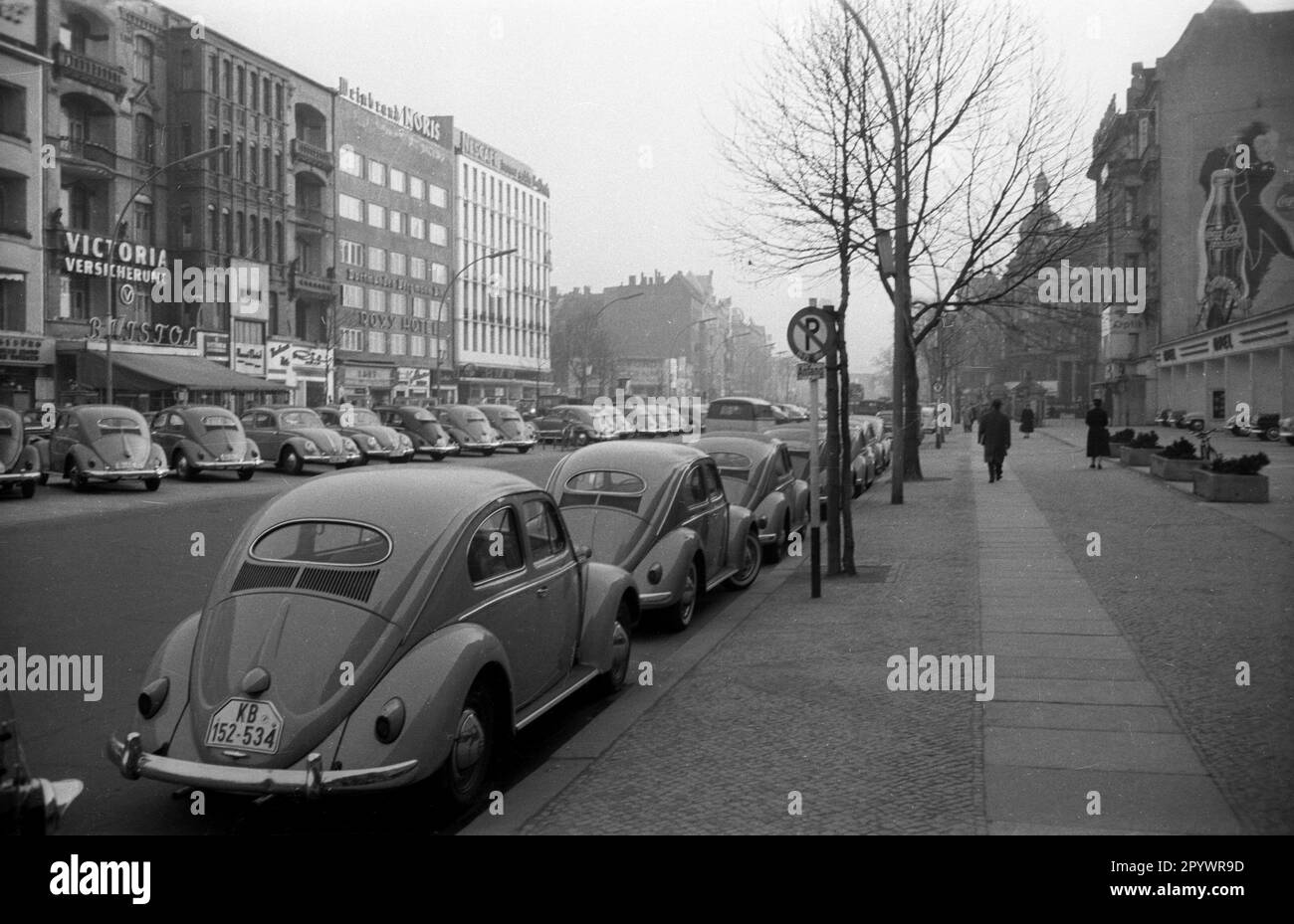 Parking VW Beetle on a street in West Berlin. The model with the oval rear window is nicknamed Ovali. Undated photo from around 1953 Stock Photo