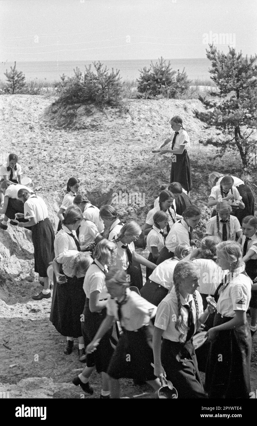 Breakfast at a summer camp in Karlshagen of the Bund Deutscher Maedel. Undated photo from around 1937. Stock Photo