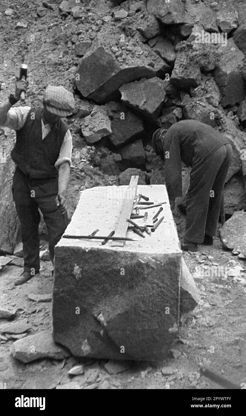 Men work in a quarry near Wuenschelburg, today's Radkow in Lower Silesia. Stock Photo