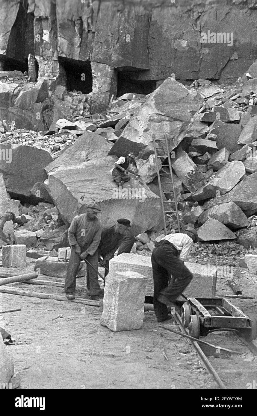Men work in a quarry near Wuenschelburg, today's Radkow in Lower Silesia. Stock Photo