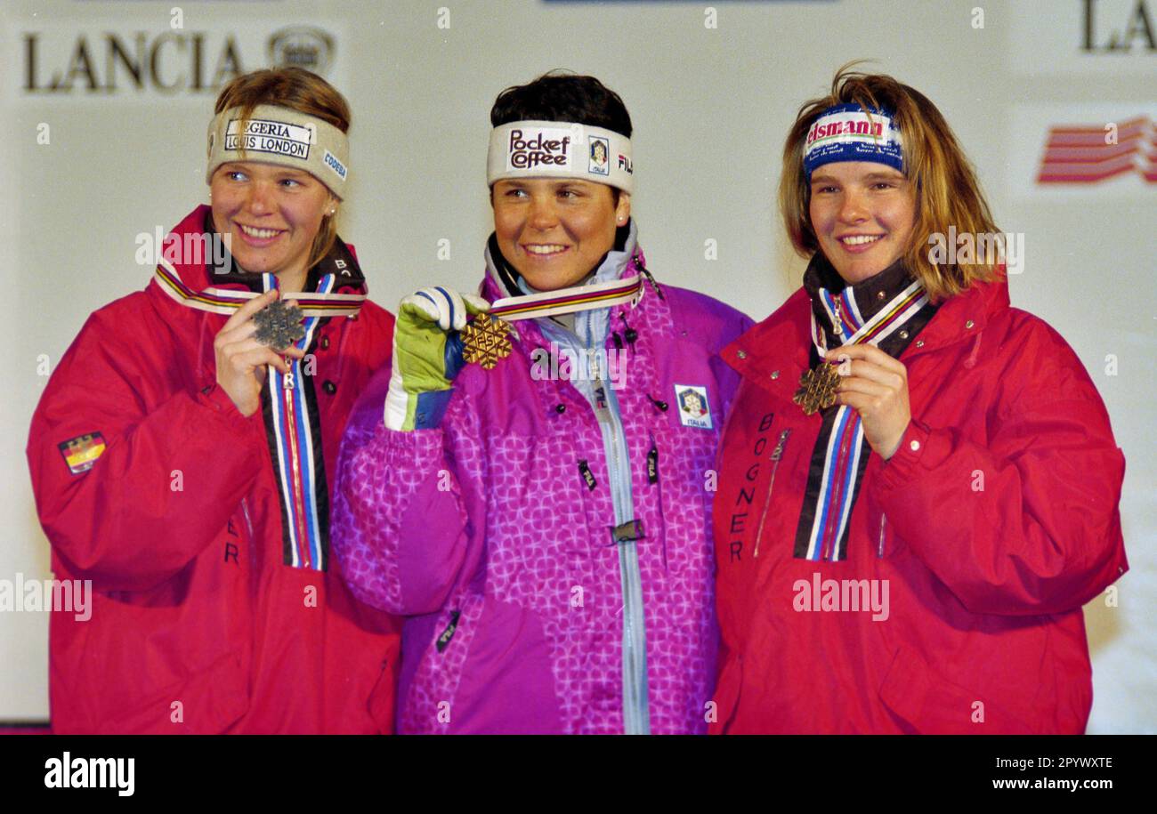 SKI ALPIN SEASON 96/97 World Championships 1997 Sestriere Super G Women 11.02.1997 Katja SEIZINGER (GER left), Isolde KOSTNER (ITA) and Hilde GERG (right GER) with their medals. PHOTO: WEREK Press Photo Agency xxNOxMODELxRELEASExx [automated translation]- AUSTRIA OUT Stock Photo