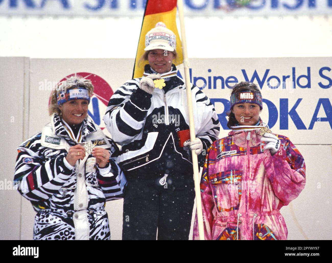 SKI ALPIN SEASON 92/93 WM 1993 Morioka Shizukuishi Super G Women 14.02.1993 Sylvia EDER (AUT left), Katja SEIZINGER (GER) and Astrid LOEDEMEL (NOR right) celebrate on the podium.  xxNOxMODELxRELEASExx [automated translation]- AUSTRIA OUT Stock Photo