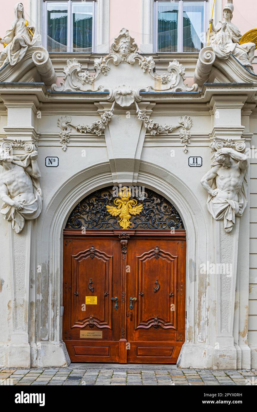 Round arched front door framed with stone figures, Juden Platz, Vienna, Austria Stock Photo