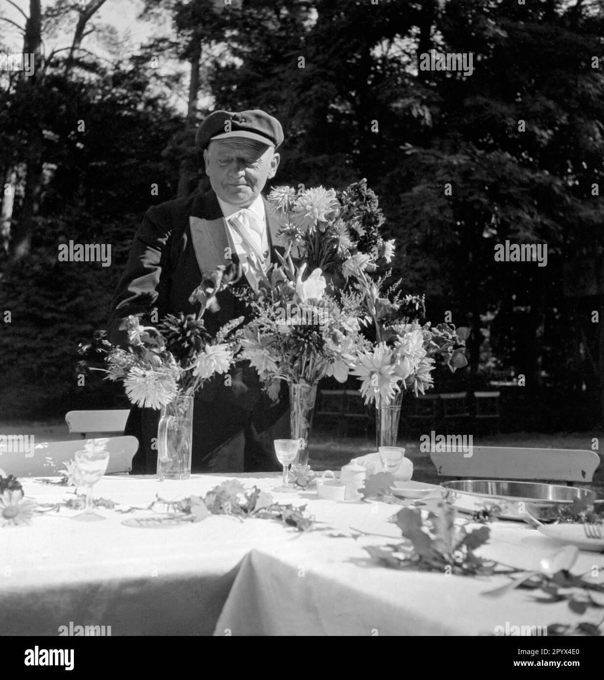 Member of a Rostock shooting club with three bouquets at the banquet