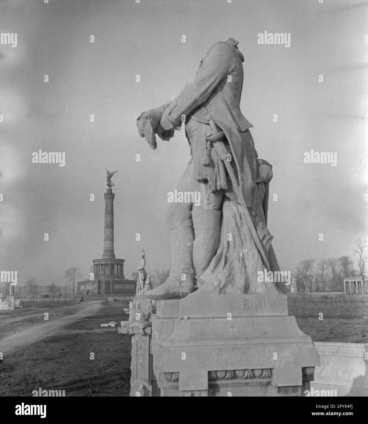 Undated photo of the Neo-Baroque marble statue of King Frederick William II of Prussia (the fat Luederjahn, 1744-1797, artist Adolf Bruett), which was partially destroyed by the shelling and vandalism of Soviet soldiers (missing head), in the Grosse Sternallee in the Tiergarten in Berlin.The statue is presented with a view (northwest ) of the shimmering statue of King Frederick William III. (1770-1840, sculptor Gustav Eberlein) in the fog and the Victory Column at the Great Star in West Berlin, a British occupation zone, 1950. Stock Photo